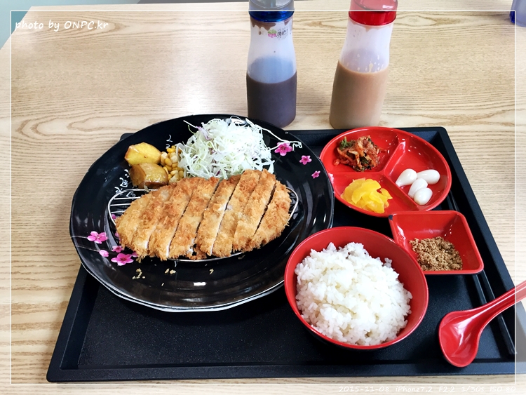 가자미 생선까스가 있는 수제 돈까스집 - 5개의 테이블이 있어요. 가자미 생선까스가 있는 수제 돈까스집