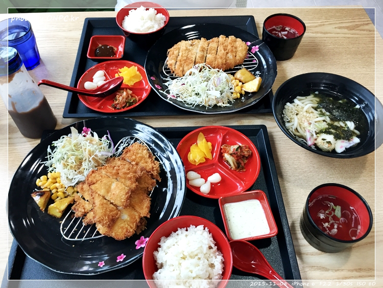 가자미 생선까스가 있는 수제 돈까스집 - 5개의 테이블이 있어요. 가자미 생선까스가 있는 수제 돈까스집