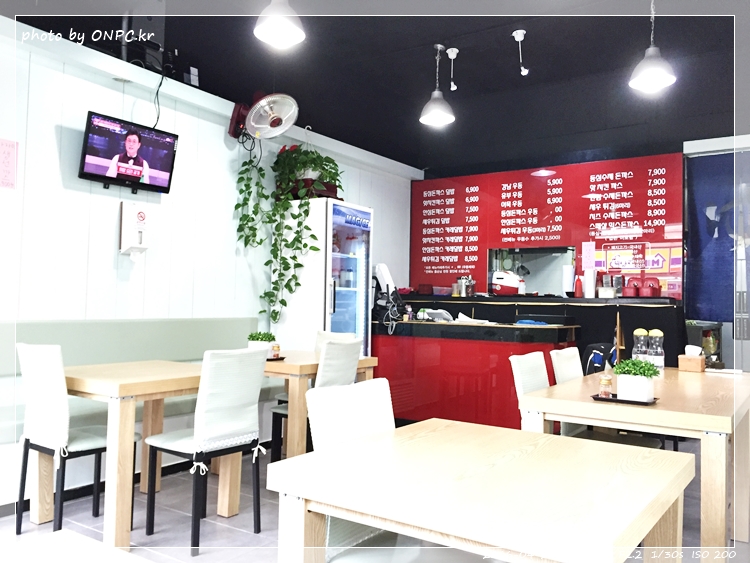 가자미 생선까스가 있는 수제 돈까스집 - 5개의 테이블이 있어요. 가자미 생선까스가 있는 수제 돈까스집