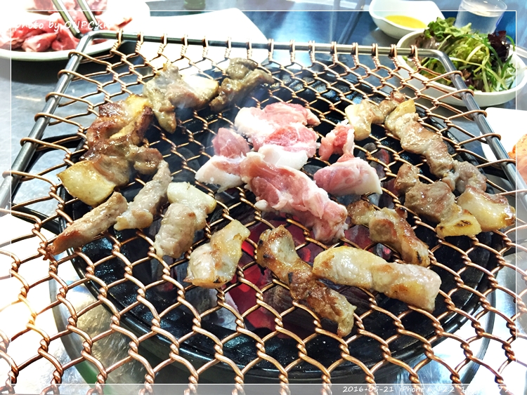 저렴한 뒷고기 고급지게 구리석쇠로~ - 입구는 평범한 고기집 모습이에요. 저렴한 뒷고기 고급지게 구리석쇠로~