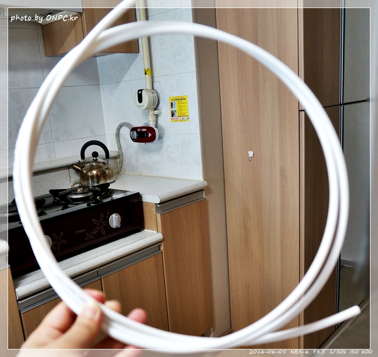 직수형(언더싱크) 정수기 셀프 설치 - 취급주의 마크가 새겨진 꽤 큰 박스에 겨져 도착한 워터피아 언더싱크정수기 직수형(언더싱크) 정수기 셀프 설치