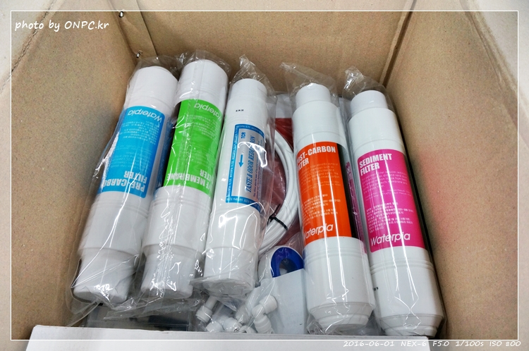 직수형(언더싱크) 정수기 셀프 설치 - 취급주의 마크가 새겨진 꽤 큰 박스에 겨져 도착한 워터피아 언더싱크정수기 직수형(언더싱크) 정수기 셀프 설치