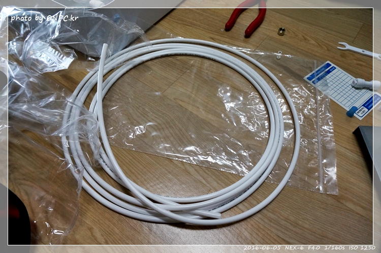 직수형(언더싱크) 정수기 셀프 설치 - 취급주의 마크가 새겨진 꽤 큰 박스에 겨져 도착한 워터피아 언더싱크정수기 직수형(언더싱크) 정수기 셀프 설치