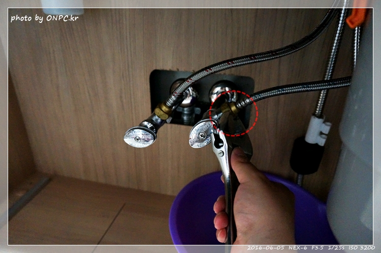 직수형(언더싱크) 정수기 셀프 설치 - 취급주의 마크가 새겨진 꽤 큰 박스에 겨져 도착한 워터피아 언더싱크정수기 직수형(언더싱크) 정수기 셀프 설치