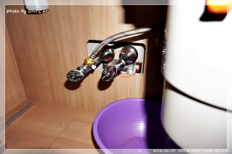 직수형(언더싱크) 정수기 셀프 설치 - 취급주의 마크가 새겨진 꽤 큰 박스에 겨져 도착한 워터피아 언더싱크정수기 직수형(언더싱크) 정수기 셀프 설치