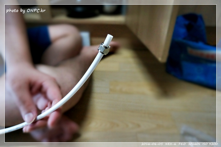 직수형(언더싱크) 정수기 셀프 설치 - 취급주의 마크가 새겨진 꽤 큰 박스에 겨져 도착한 워터피아 언더싱크정수기 직수형(언더싱크) 정수기 셀프 설치