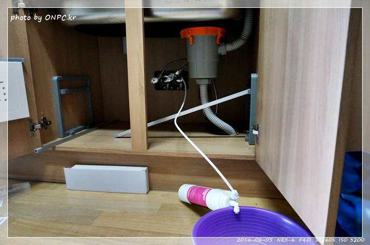 직수형(언더싱크) 정수기 셀프 설치 - 취급주의 마크가 새겨진 꽤 큰 박스에 겨져 도착한 워터피아 언더싱크정수기 직수형(언더싱크) 정수기 셀프 설치