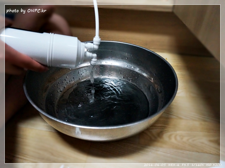 직수형(언더싱크) 정수기 셀프 설치 - 취급주의 마크가 새겨진 꽤 큰 박스에 겨져 도착한 워터피아 언더싱크정수기 직수형(언더싱크) 정수기 셀프 설치