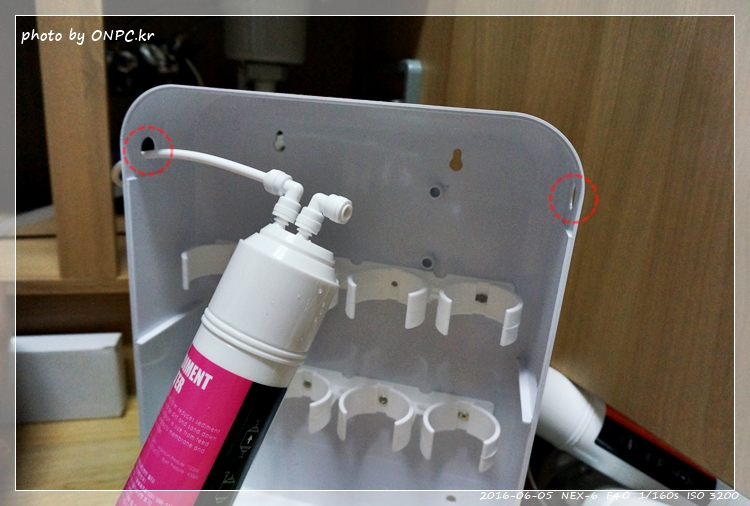 직수형(언더싱크) 정수기 셀프 설치 - 취급주의 마크가 새겨진 꽤 큰 박스에 겨져 도착한 워터피아 언더싱크정수기 직수형(언더싱크) 정수기 셀프 설치