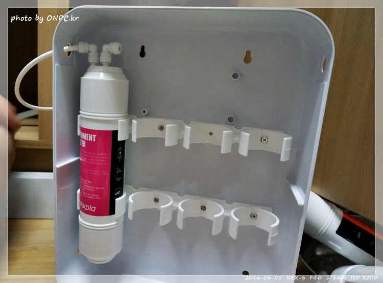 직수형(언더싱크) 정수기 셀프 설치 - 취급주의 마크가 새겨진 꽤 큰 박스에 겨져 도착한 워터피아 언더싱크정수기 직수형(언더싱크) 정수기 셀프 설치