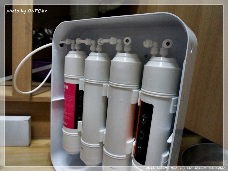 직수형(언더싱크) 정수기 셀프 설치 - 취급주의 마크가 새겨진 꽤 큰 박스에 겨져 도착한 워터피아 언더싱크정수기 직수형(언더싱크) 정수기 셀프 설치