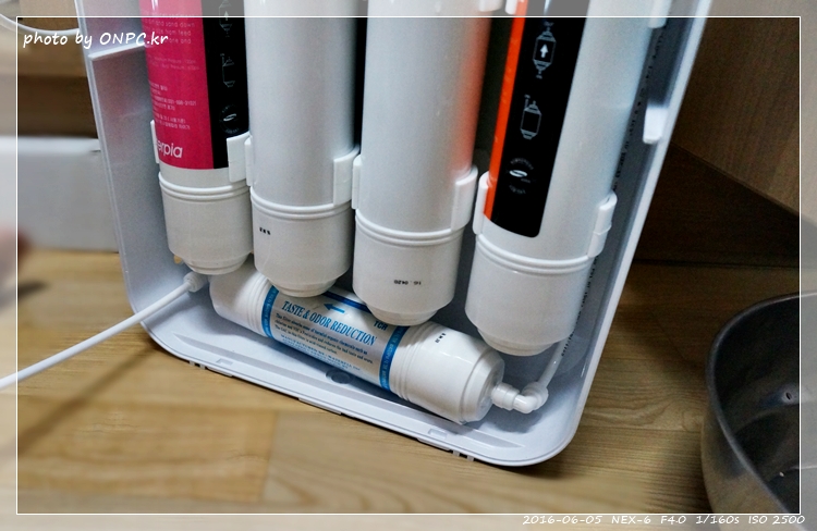 직수형(언더싱크) 정수기 셀프 설치 - 취급주의 마크가 새겨진 꽤 큰 박스에 겨져 도착한 워터피아 언더싱크정수기 직수형(언더싱크) 정수기 셀프 설치