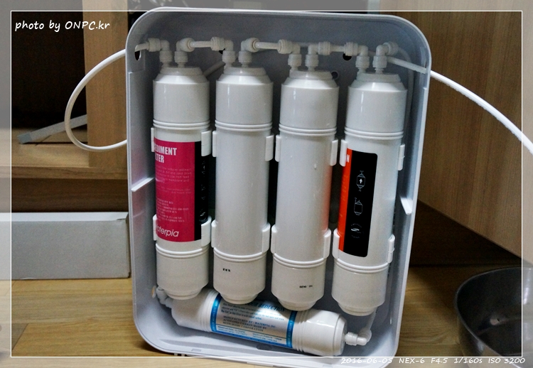 직수형(언더싱크) 정수기 셀프 설치 - 취급주의 마크가 새겨진 꽤 큰 박스에 겨져 도착한 워터피아 언더싱크정수기 직수형(언더싱크) 정수기 셀프 설치