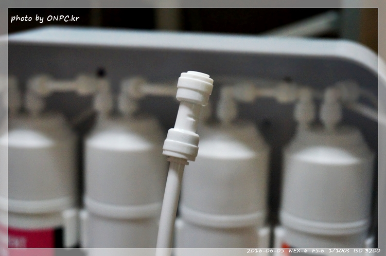 직수형(언더싱크) 정수기 셀프 설치 - 취급주의 마크가 새겨진 꽤 큰 박스에 겨져 도착한 워터피아 언더싱크정수기 직수형(언더싱크) 정수기 셀프 설치