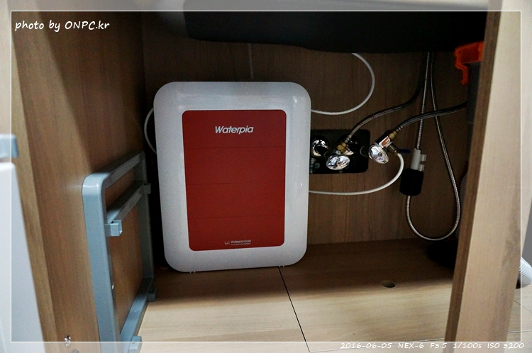 직수형(언더싱크) 정수기 셀프 설치 - 취급주의 마크가 새겨진 꽤 큰 박스에 겨져 도착한 워터피아 언더싱크정수기 직수형(언더싱크) 정수기 셀프 설치