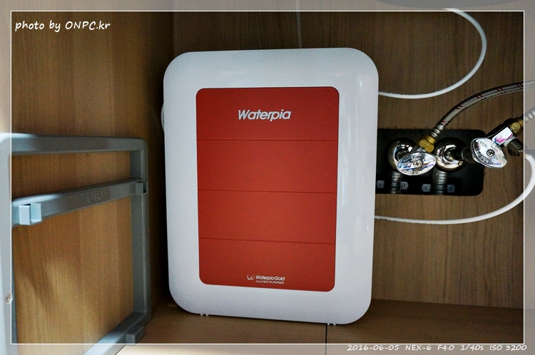 직수형(언더싱크) 정수기 셀프 설치 - 취급주의 마크가 새겨진 꽤 큰 박스에 겨져 도착한 워터피아 언더싱크정수기 직수형(언더싱크) 정수기 셀프 설치