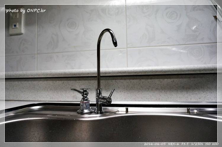 직수형(언더싱크) 정수기 셀프 설치 - 취급주의 마크가 새겨진 꽤 큰 박스에 겨져 도착한 워터피아 언더싱크정수기 직수형(언더싱크) 정수기 셀프 설치