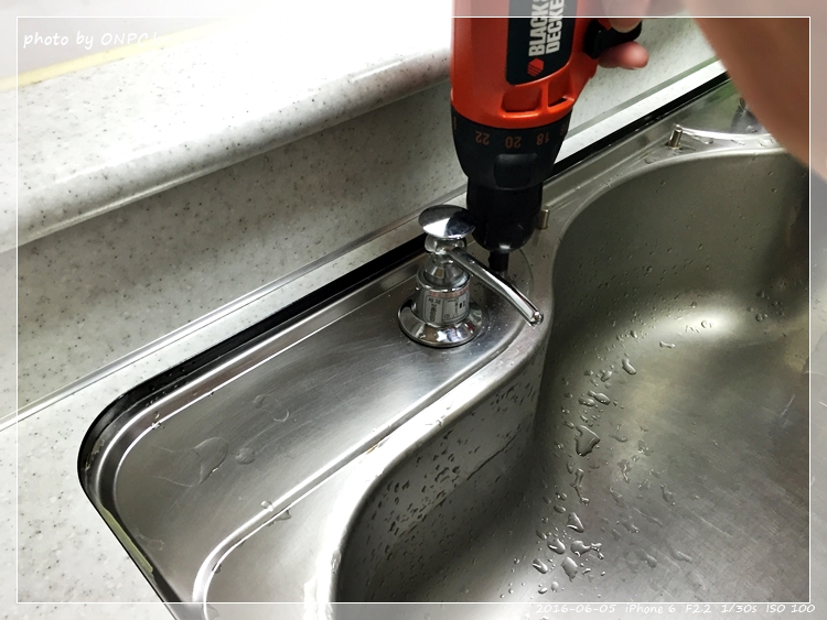 직수형(언더싱크) 정수기 셀프 설치 - 취급주의 마크가 새겨진 꽤 큰 박스에 겨져 도착한 워터피아 언더싱크정수기 직수형(언더싱크) 정수기 셀프 설치