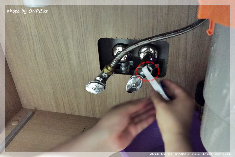 직수형(언더싱크) 정수기 셀프 설치 - 취급주의 마크가 새겨진 꽤 큰 박스에 겨져 도착한 워터피아 언더싱크정수기 직수형(언더싱크) 정수기 셀프 설치