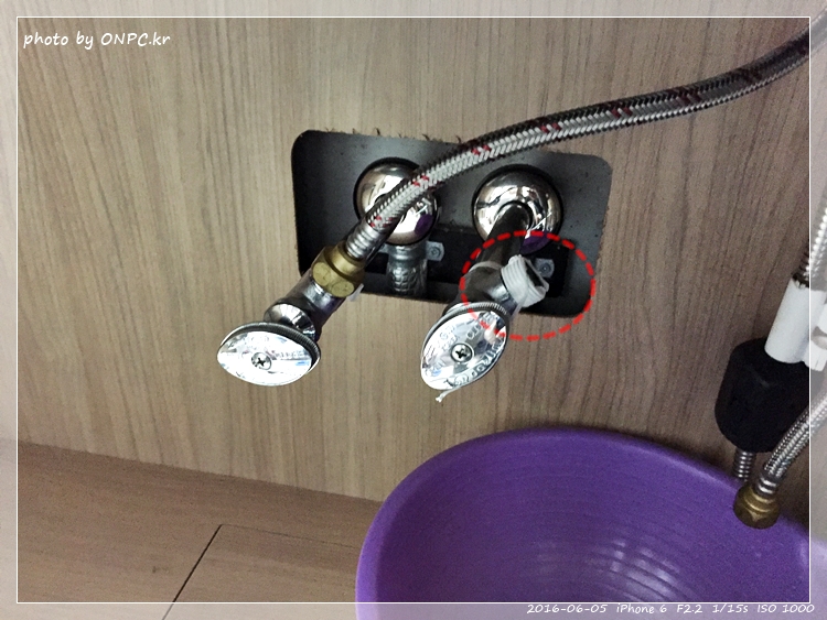 직수형(언더싱크) 정수기 셀프 설치 - 취급주의 마크가 새겨진 꽤 큰 박스에 겨져 도착한 워터피아 언더싱크정수기 직수형(언더싱크) 정수기 셀프 설치