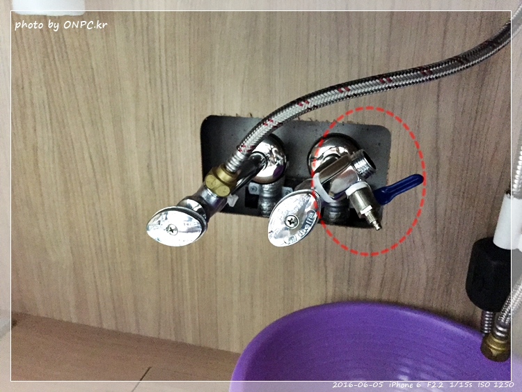 직수형(언더싱크) 정수기 셀프 설치 - 취급주의 마크가 새겨진 꽤 큰 박스에 겨져 도착한 워터피아 언더싱크정수기 직수형(언더싱크) 정수기 셀프 설치