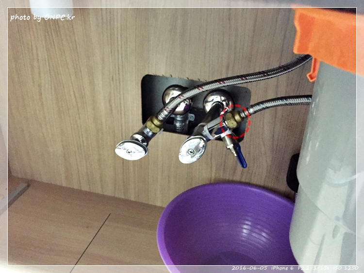 직수형(언더싱크) 정수기 셀프 설치 - 취급주의 마크가 새겨진 꽤 큰 박스에 겨져 도착한 워터피아 언더싱크정수기 직수형(언더싱크) 정수기 셀프 설치