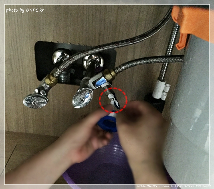 직수형(언더싱크) 정수기 셀프 설치 - 취급주의 마크가 새겨진 꽤 큰 박스에 겨져 도착한 워터피아 언더싱크정수기 직수형(언더싱크) 정수기 셀프 설치