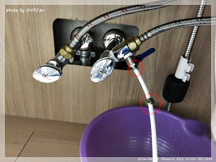 직수형(언더싱크) 정수기 셀프 설치 - 취급주의 마크가 새겨진 꽤 큰 박스에 겨져 도착한 워터피아 언더싱크정수기 직수형(언더싱크) 정수기 셀프 설치