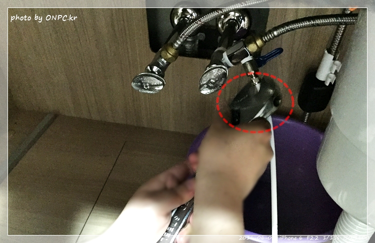 직수형(언더싱크) 정수기 셀프 설치 - 취급주의 마크가 새겨진 꽤 큰 박스에 겨져 도착한 워터피아 언더싱크정수기 직수형(언더싱크) 정수기 셀프 설치