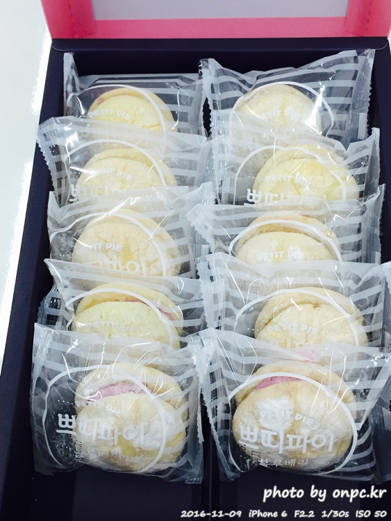 코스트코의 마카롱 닮은 블루베리 맛 쁘띠 파이 - 블루베리 맛이 가득한 쁘띠 파이를 소개합니다. 코스트코의 마카롱 닮은 블루베리 맛 쁘띠 파이