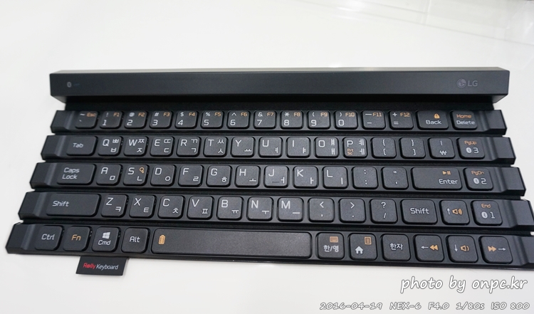 휴대가 간편한 롤방식 LG롤리키보드2 KBB-710