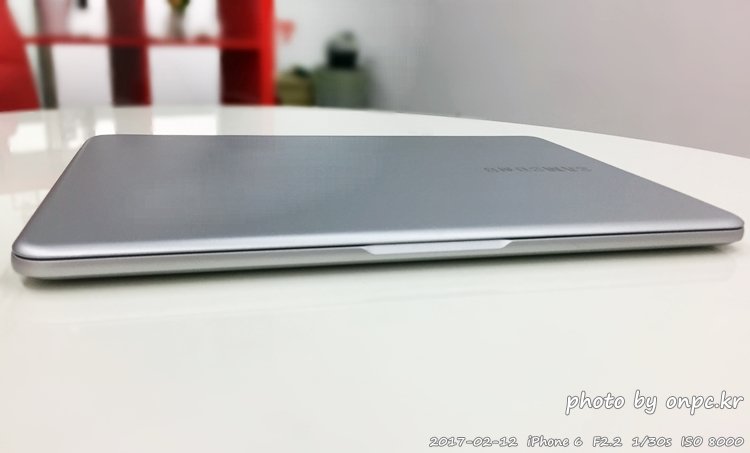 삼성노트북9 Always! NT900X3Y-KD5S 개봉기 - 초 경량 초 슬림 가벼워서 한 손으로도 들을 수 있어요. (출처http://www.samsung.com) 삼성노트북9 Always! NT900X3Y-KD5S 개봉기