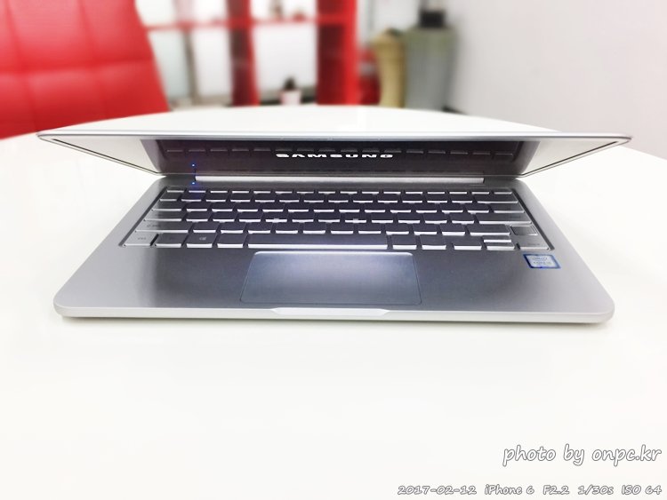 삼성노트북9 Always! NT900X3Y-KD5S 개봉기 - 초 경량 초 슬림 가벼워서 한 손으로도 들을 수 있어요. (출처http://www.samsung.com) 삼성노트북9 Always! NT900X3Y-KD5S 개봉기