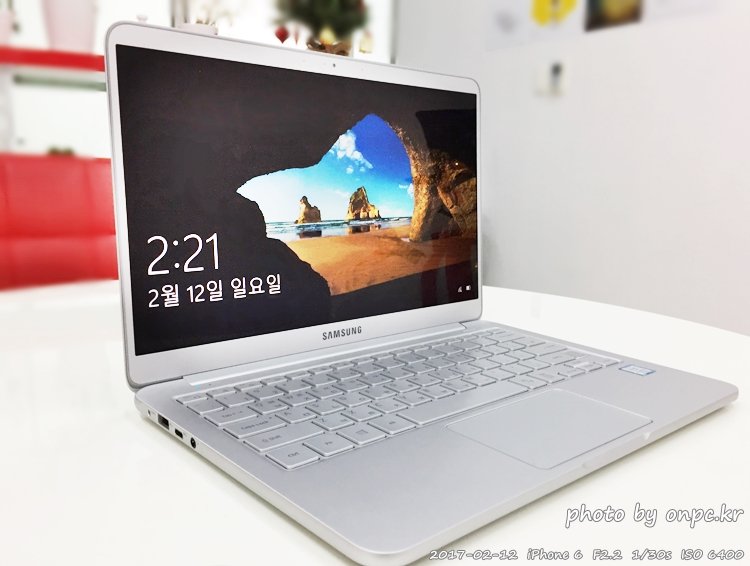 삼성노트북9 Always! NT900X3Y-KD5S 개봉기 - 초 경량 초 슬림 가벼워서 한 손으로도 들을 수 있어요. (출처http://www.samsung.com) 삼성노트북9 Always! NT900X3Y-KD5S 개봉기