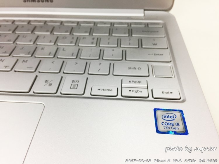 삼성노트북9 Always! NT900X3Y-KD5S 개봉기 - 초 경량 초 슬림 가벼워서 한 손으로도 들을 수 있어요. (출처http://www.samsung.com) 삼성노트북9 Always! NT900X3Y-KD5S 개봉기