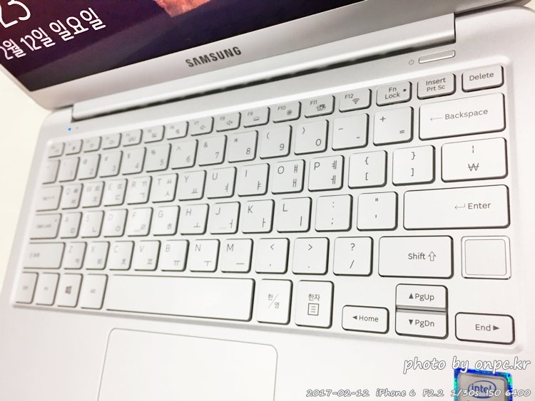 삼성노트북9 Always! NT900X3Y-KD5S 개봉기 - 초 경량 초 슬림 가벼워서 한 손으로도 들을 수 있어요. (출처http://www.samsung.com) 삼성노트북9 Always! NT900X3Y-KD5S 개봉기