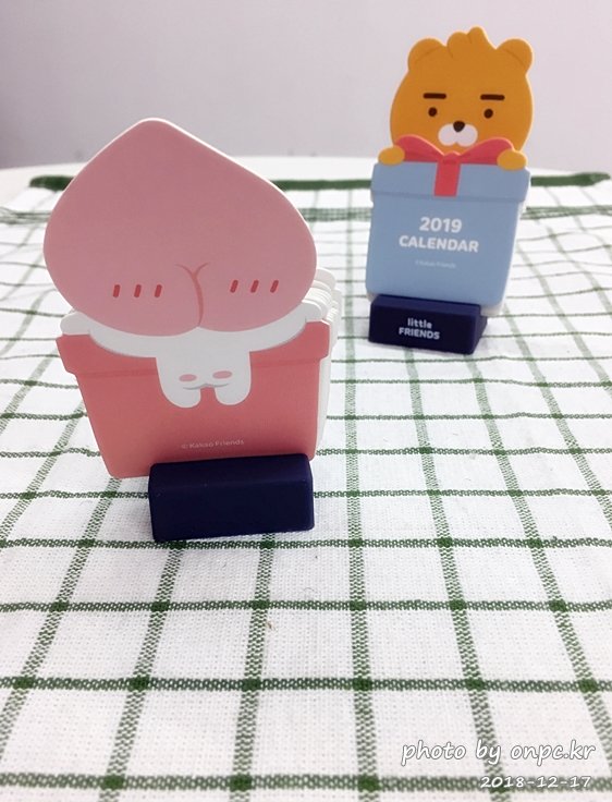 2019년을 맞을 준비의 첫 단계 - 카카오프렌즈의 여덟 친구들이 그려진 2019 캘린더 카카오 프렌즈 캐릭터 탁상 달력 구입기