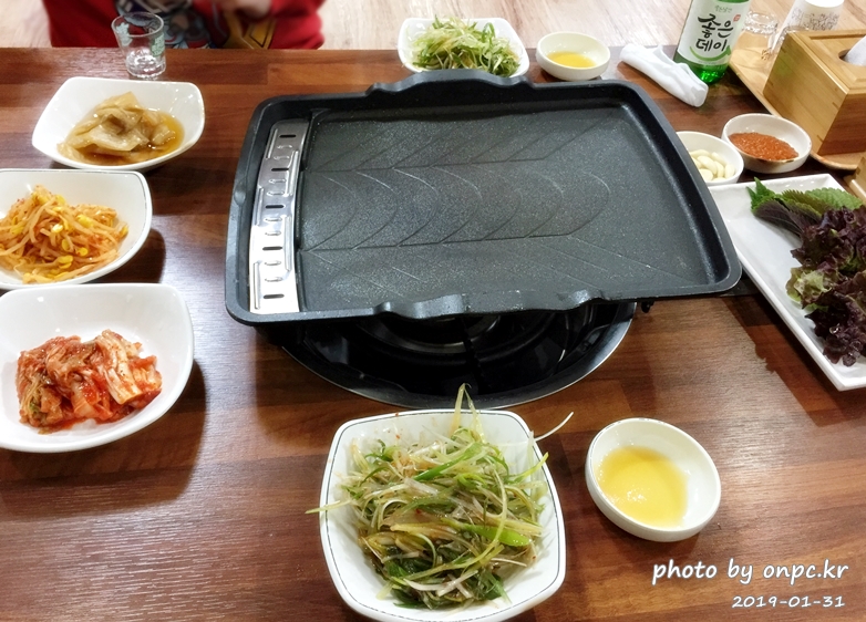 대패삼겹살+왕새우+전복을 삼합으로 즐길 수 있는 별난 고기집 - 별난 고기집의 차림표. 대패삼겹살+왕새우+전복을 삼합으로 즐길 수 있는 별난 고기집