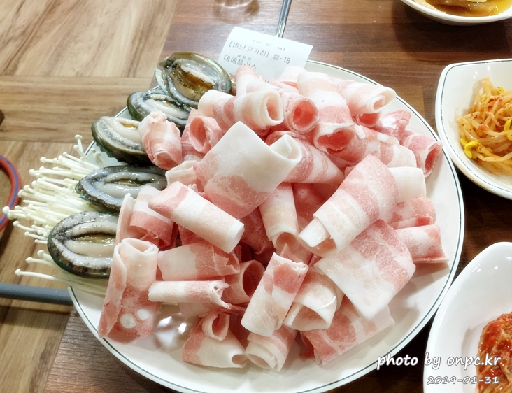 대패삼겹살+왕새우+전복을 삼합으로 즐길 수 있는 별난 고기집 - 별난 고기집의 차림표. 대패삼겹살+왕새우+전복을 삼합으로 즐길 수 있는 별난 고기집