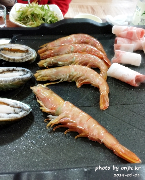 대패삼겹살+왕새우+전복을 삼합으로 즐길 수 있는 별난 고기집 - 별난 고기집의 차림표. 대패삼겹살+왕새우+전복을 삼합으로 즐길 수 있는 별난 고기집
