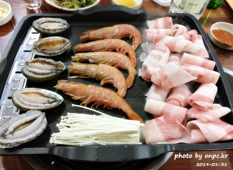 대패삼겹살+왕새우+전복을 삼합으로 즐길 수 있는 별난 고기집 - 별난 고기집의 차림표. 대패삼겹살+왕새우+전복을 삼합으로 즐길 수 있는 별난 고기집