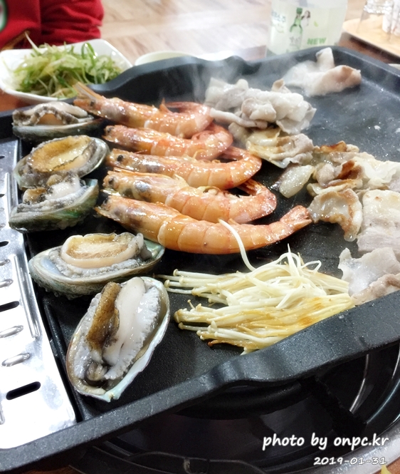 대패삼겹살+왕새우+전복을 삼합으로 즐길 수 있는 별난 고기집 - 별난 고기집의 차림표. 대패삼겹살+왕새우+전복 삼합