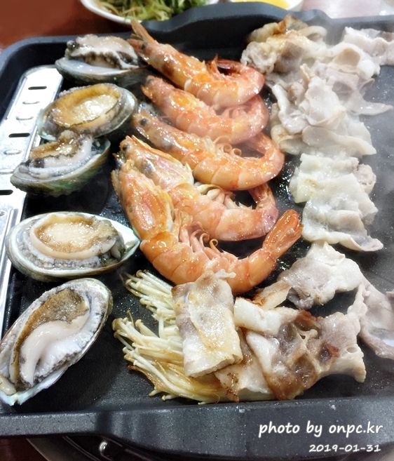 대패삼겹살+왕새우+전복을 삼합으로 즐길 수 있는 별난 고기집 - 별난 고기집의 차림표. 대패삼겹살+왕새우+전복 삼합