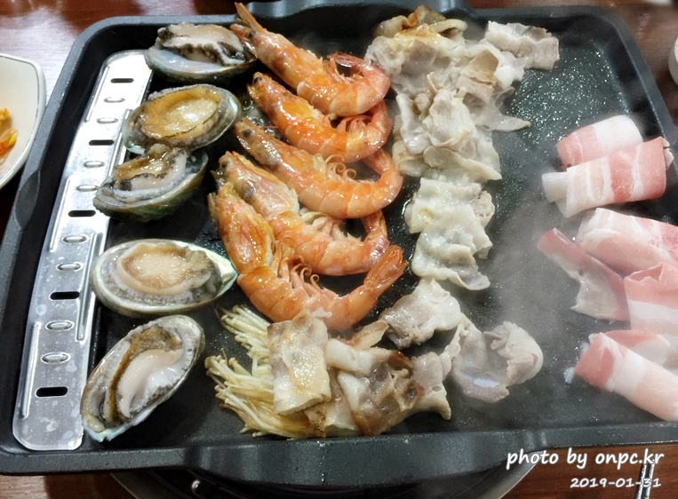 대패삼겹살+왕새우+전복을 삼합으로 즐길 수 있는 별난 고기집 - 별난 고기집의 차림표. 대패삼겹살+왕새우+전복 삼합