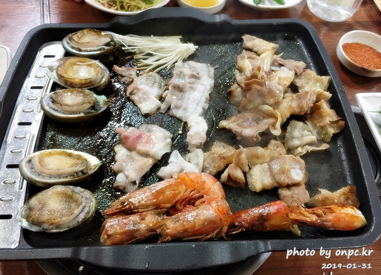 대패삼겹살+왕새우+전복을 삼합으로 즐길 수 있는 별난 고기집 - 별난 고기집의 차림표. 대패삼겹살+왕새우+전복을 삼합으로 즐길 수 있는 별난 고기집