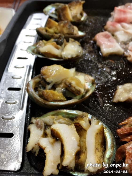 대패삼겹살+왕새우+전복을 삼합으로 즐길 수 있는 별난 고기집 - 별난 고기집의 차림표. 대패삼겹살+왕새우+전복을 삼합으로 즐길 수 있는 별난 고기집