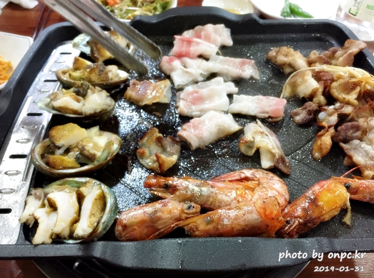 대패삼겹살+왕새우+전복을 삼합으로 즐길 수 있는 별난 고기집 - 별난 고기집의 차림표. 대패삼겹살+왕새우+전복을 삼합으로 즐길 수 있는 별난 고기집