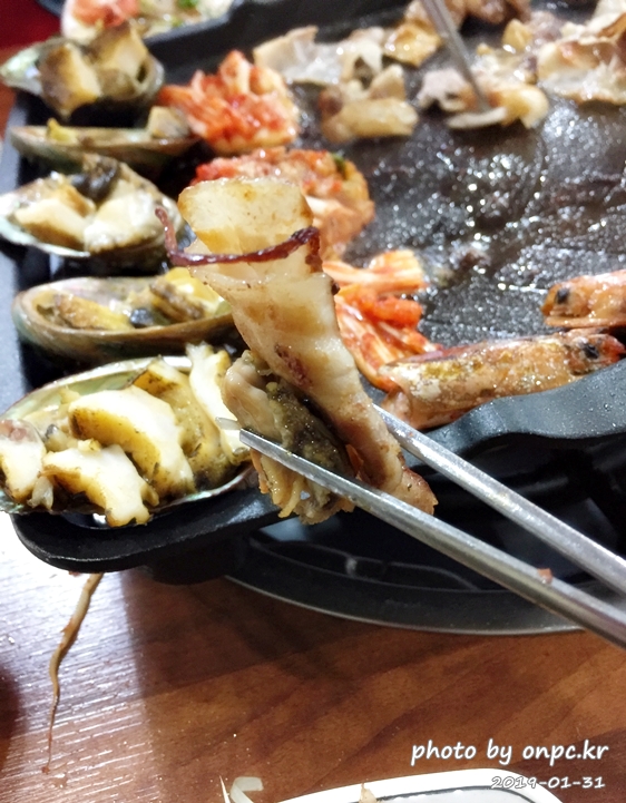 대패삼겹살+왕새우+전복을 삼합으로 즐길 수 있는 별난 고기집 - 별난 고기집의 차림표. 대패삼겹살+왕새우+전복을 삼합으로 즐길 수 있는 별난 고기집