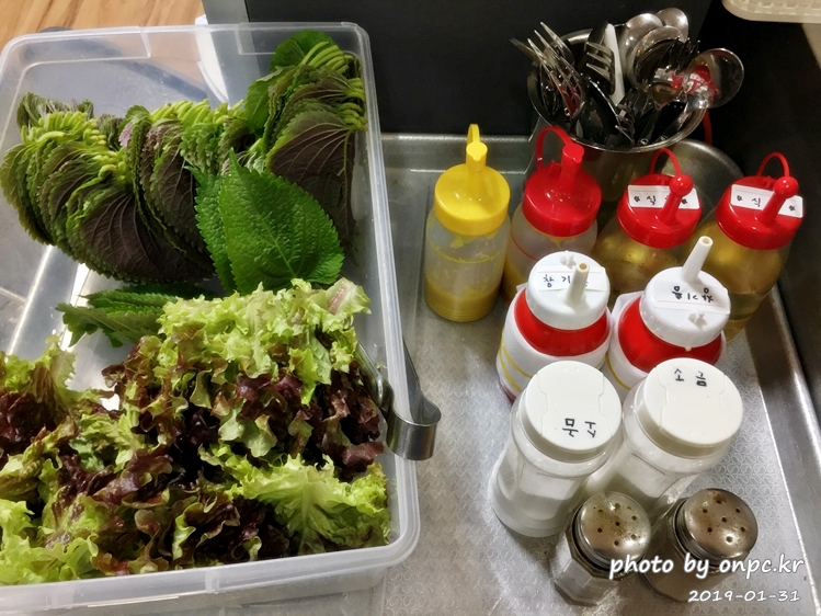 대패삼겹살+왕새우+전복을 삼합으로 즐길 수 있는 별난 고기집 - 별난 고기집의 차림표. 대패삼겹살+왕새우+전복을 삼합으로 즐길 수 있는 별난 고기집