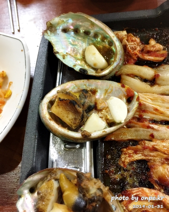 대패삼겹살+왕새우+전복을 삼합으로 즐길 수 있는 별난 고기집 - 별난 고기집의 차림표. 대패삼겹살+왕새우+전복을 삼합으로 즐길 수 있는 별난 고기집